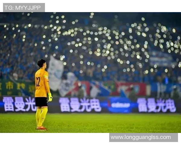 聚焦足球明星成长历程与赛场荣耀背后的励志故事与人生启示篇章录