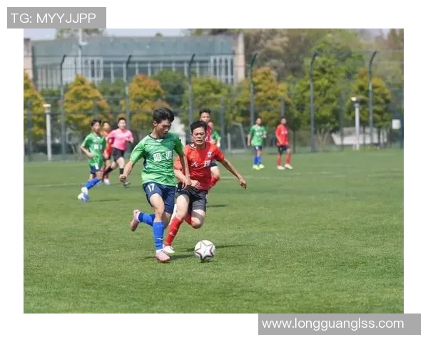 足球热潮席卷全球绿色赛场激情与梦想交织燃动青春